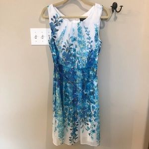 Sleeveless floral dress with belt